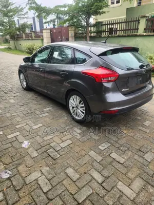 Ford Focus Titanium 4dr Hatchback (2.0L 4cyl 6AM) 2015 Gray