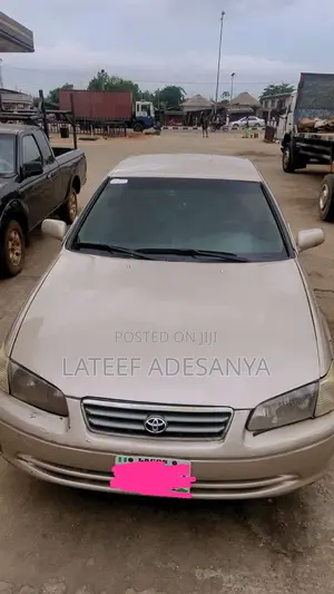 Toyota Camry LE 4dr Sedan (2.2L 4cyl 4A) 2001 Gold