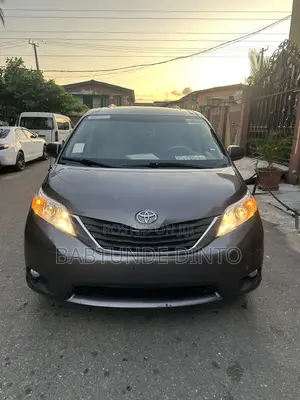 Toyota Sienna XLE 7 Passenger Mobility 2011 Gray