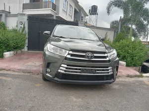 Toyota Highlander LE 4x4 V6 (3.5L 6cyl 8A) 2017 Green