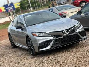 Toyota Camry SE (2.5L 4cyl 8A) 2019 Silver