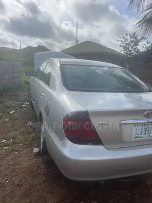 Toyota Camry LE 4dr Sedan (2.4L 4cyl 5A) 2005 Silver