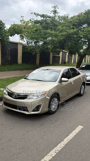 Toyota Camry LE 4dr Sedan (2.5L 4cyl 6A) 2012 Gold