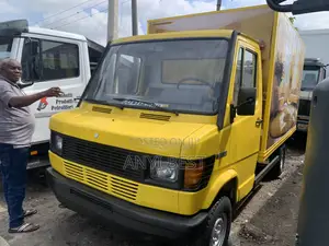 Mercedes Benz 3100 1995 Yellow