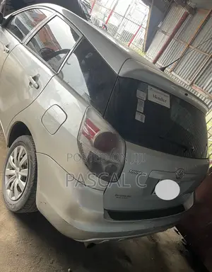 Toyota Matrix Hatchback FWD (1.8L 4cyl 5M) 2005 Silver