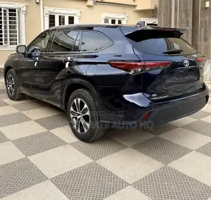Toyota Highlander XLE 2021 Blue