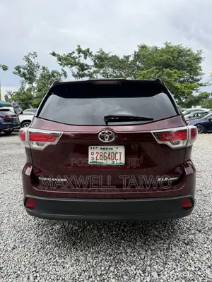 Toyota Highlander XLE V6 4x2 (3.5L 6cyl 6A) 2016