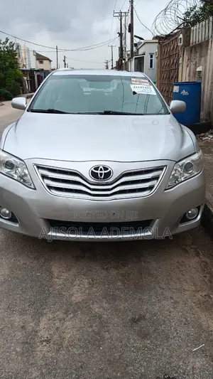 Toyota Camry XLE 4dr Sedan (2.5L 4cyl 6A) 2011 Silver