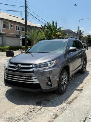 Toyota Highlander XLE 4x4 V6 (3.5L 6cyl 8A) 2017 Gray