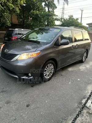 Toyota Sienna XLE 7 Passenger Mobility 2011 Gray
