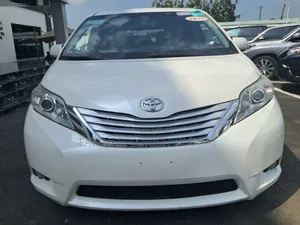 Toyota Sienna XLE 8 Passenger (3.5L 6cyl 6A) 2016 White