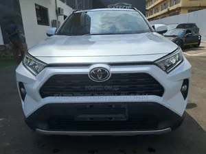 Toyota RAV4 XLE 2022 White