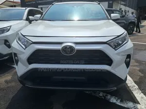 Toyota RAV4 XLE 2021 White