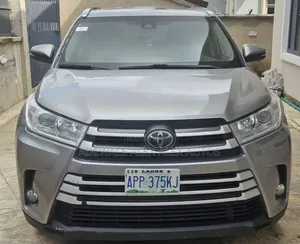 Toyota Highlander XLE 4x4 V6 (3.5L 6cyl 8A) 2017 Gray
