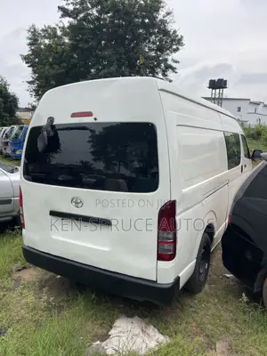 Toyota HiAce 2005 White