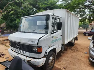 Mercedes-Benz Truck 2004 White
