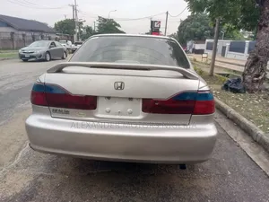 Toyota Camry LE 4dr Sedan (2.2L 4cyl 4A) 2000 Silver