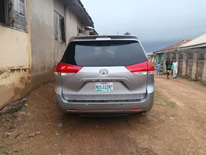 Toyota Sienna XLE AWD 7-Passenger 2013