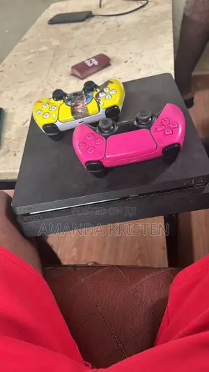 Play Station 4 Available With 2pad