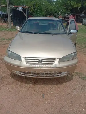 Toyota Camry 2000 Gold