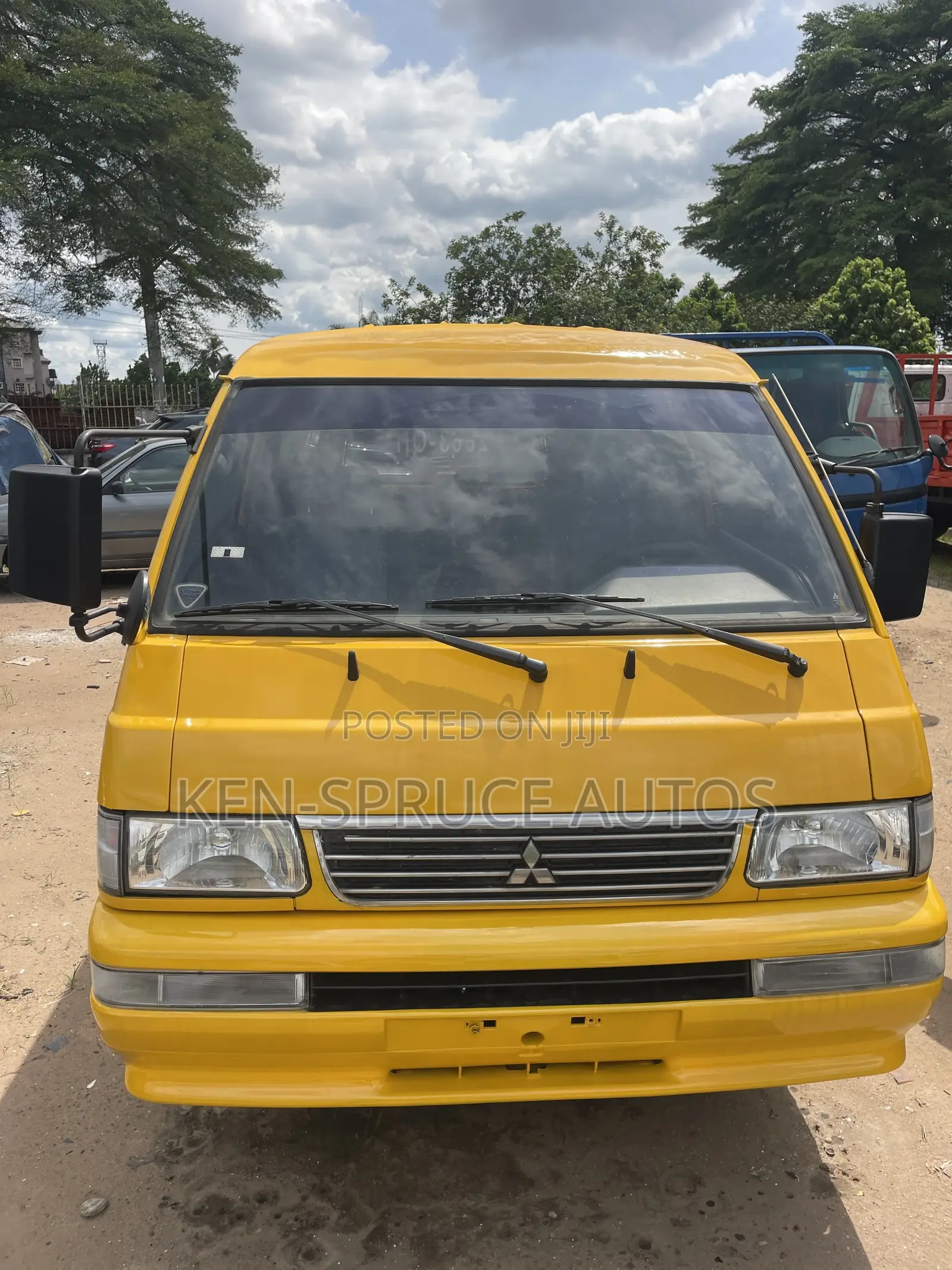 Mitsubishi Delica 2010 Yellow