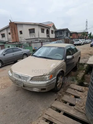 Toyota Camry LE 4dr Sedan (2.2L 4cyl 4A) 2000 Gold