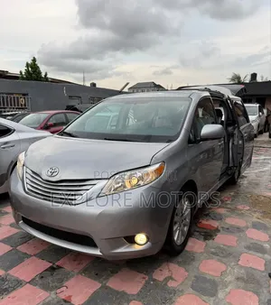 Toyota Sienna 2013 Gold