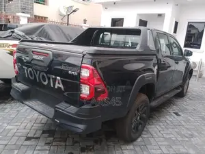 Toyota Hilux 2025 Black
