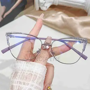 Diamond-Encrusted Cat-Eye Glasses Fashionable Metal Frame