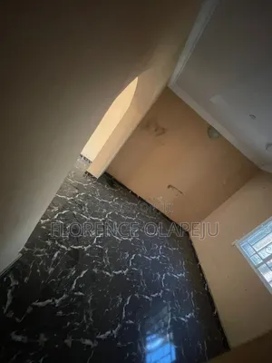 2bdrm Block of Flats in Hassan Block, Akala Express for rent