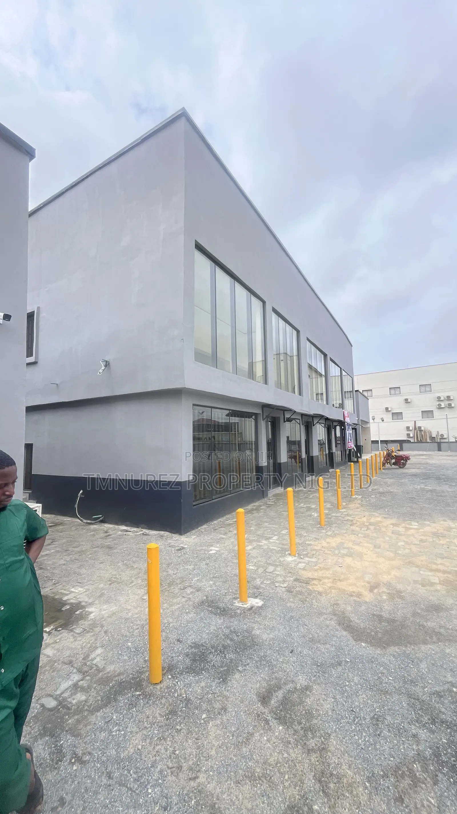 Showroom Space.(A Multipurpose)