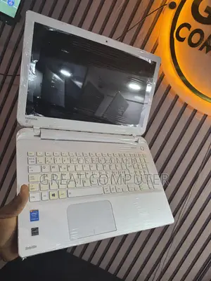 New Laptop Toshiba Satellite L50 8GB Intel Core i5 SSD 128GB
