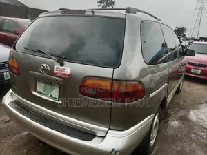Toyota Sienna LE & 1 hatch 2000 Gold