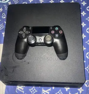 Hacked Ps4 Slim With 2 Pads