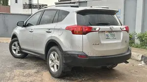 Toyota RAV4 XLE 4dr SUV (2.5L 4cyl 6A) 2014 Silver