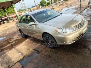 Toyota Camry LE 4dr Sedan (2.4L 4cyl 5M) 2004 Gold