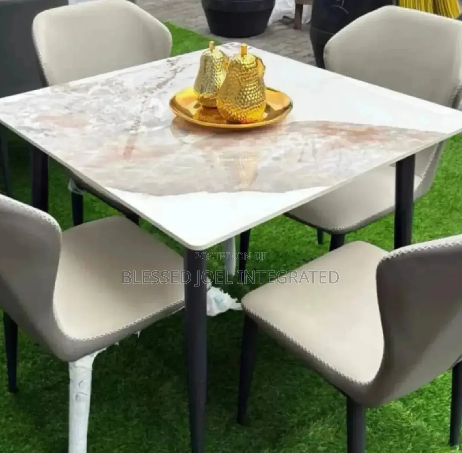 Dining Table Site 4 Seaters
