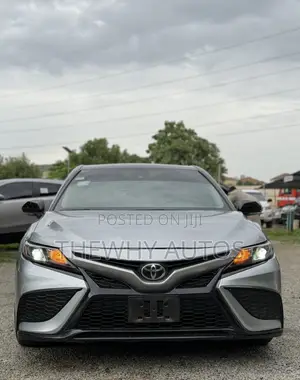 Toyota Camry SE 2021 Silver