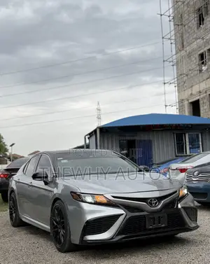 Toyota Camry SE 2021 Silver