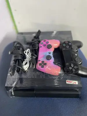 Playstation 4 Complete 2 Pad and Games