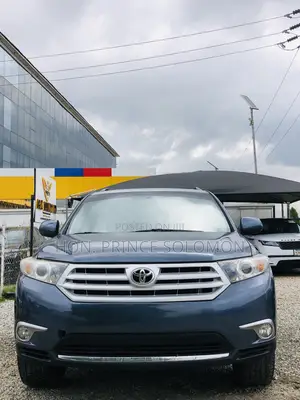 Toyota Highlander SE 2012 Blue