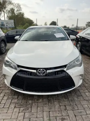 Toyota Camry SE 4dr Sedan (2.5L 4cyl 6A) 2015 White