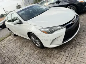 Toyota Camry SE 4dr Sedan (2.5L 4cyl 6A) 2015 White