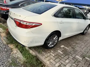 Toyota Camry SE 4dr Sedan (2.5L 4cyl 6A) 2015 White