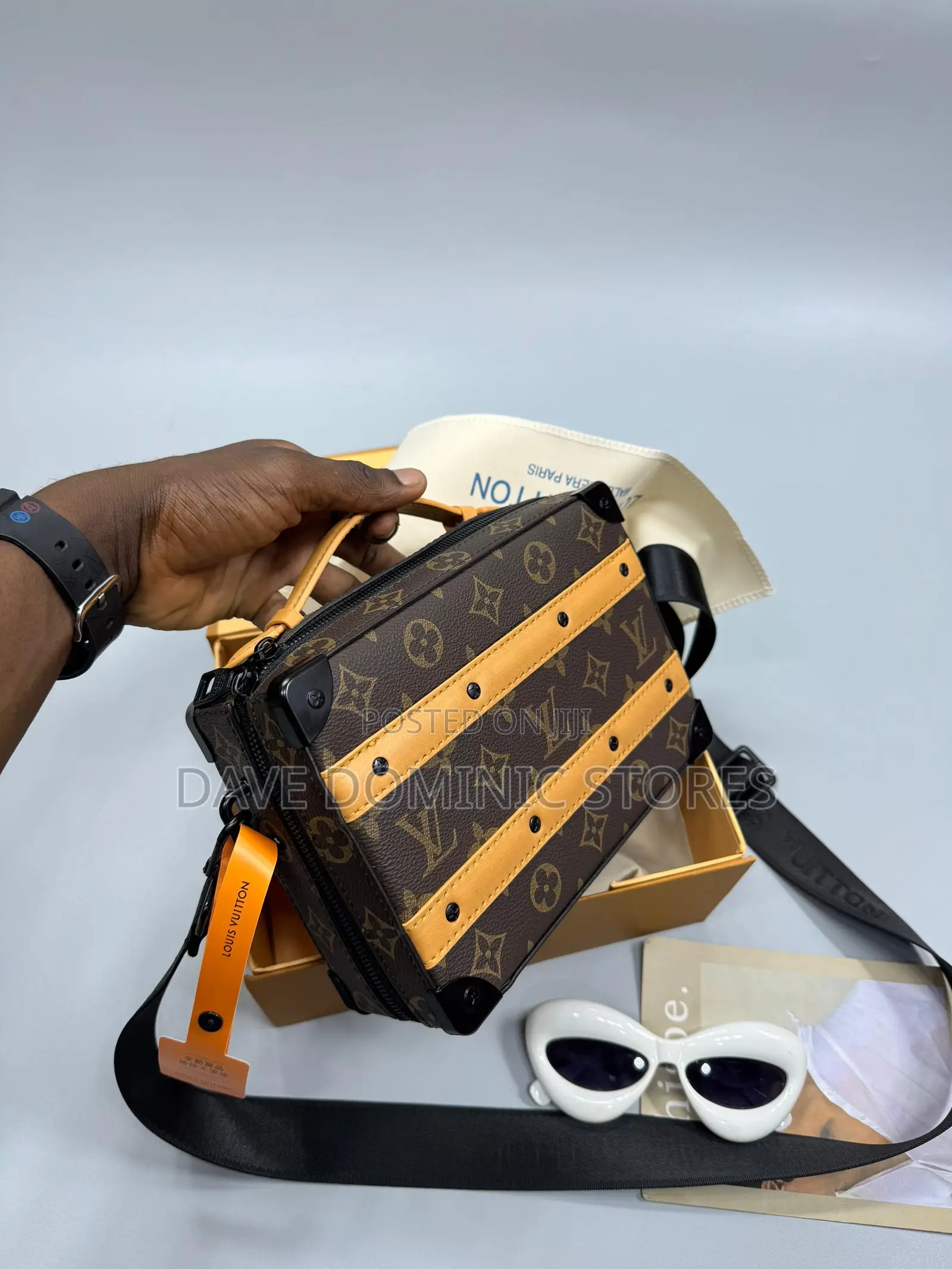High Quality Luxury Louis Vuitton Side / Messenger Bag Available