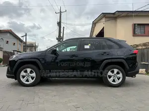 Toyota RAV4 XLE 2021 Black