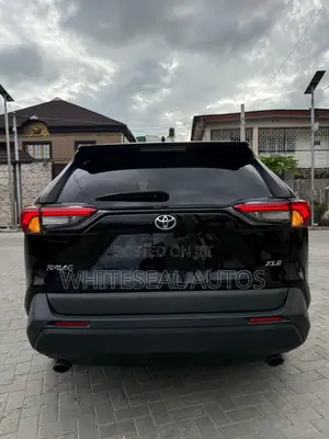 Toyota RAV4 XLE 2021 Black