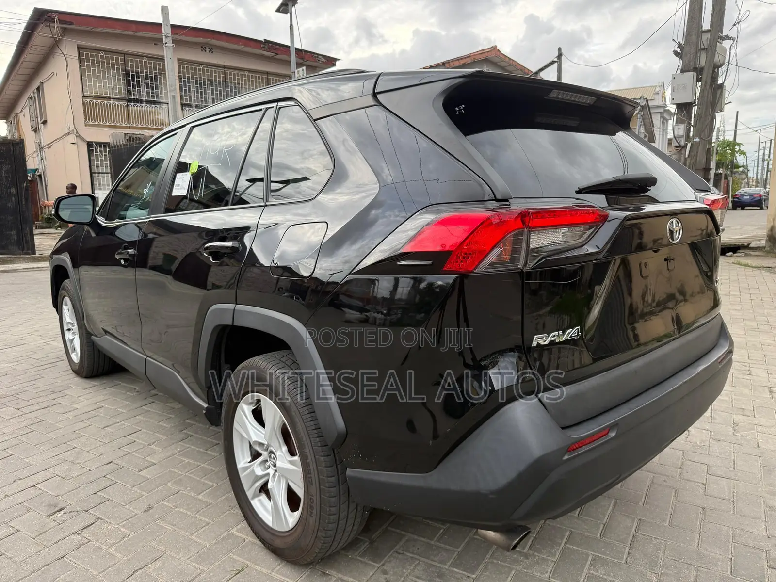 Toyota RAV4 XLE 2021 Black