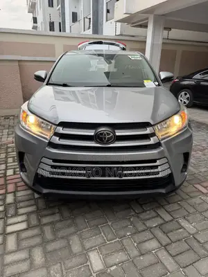 Toyota Highlander LE 2019 Silver