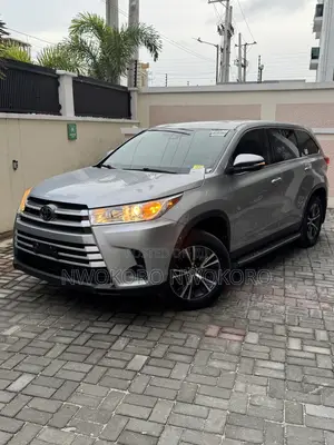 Toyota Highlander LE 2019 Silver